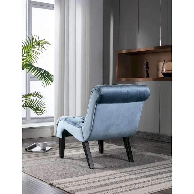 Poltrona d'accento in velluto trapuntato azzurro chiaro con gambe in legno di caucciù