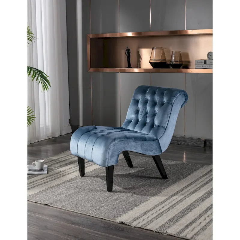Poltrona d'accento in velluto trapuntato azzurro chiaro con gambe in legno di caucciù