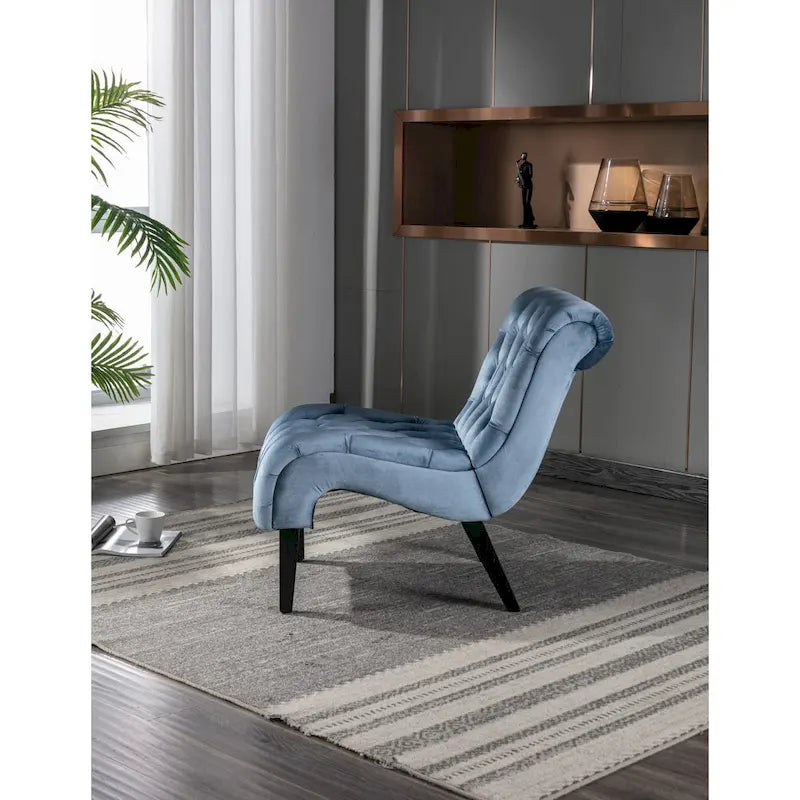 Poltrona d'accento in velluto trapuntato azzurro chiaro con gambe in legno di caucciù