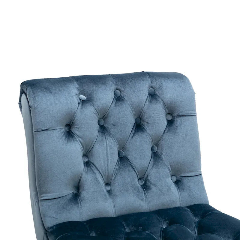 Poltrona d'accento in velluto trapuntato azzurro chiaro con gambe in legno di caucciù
