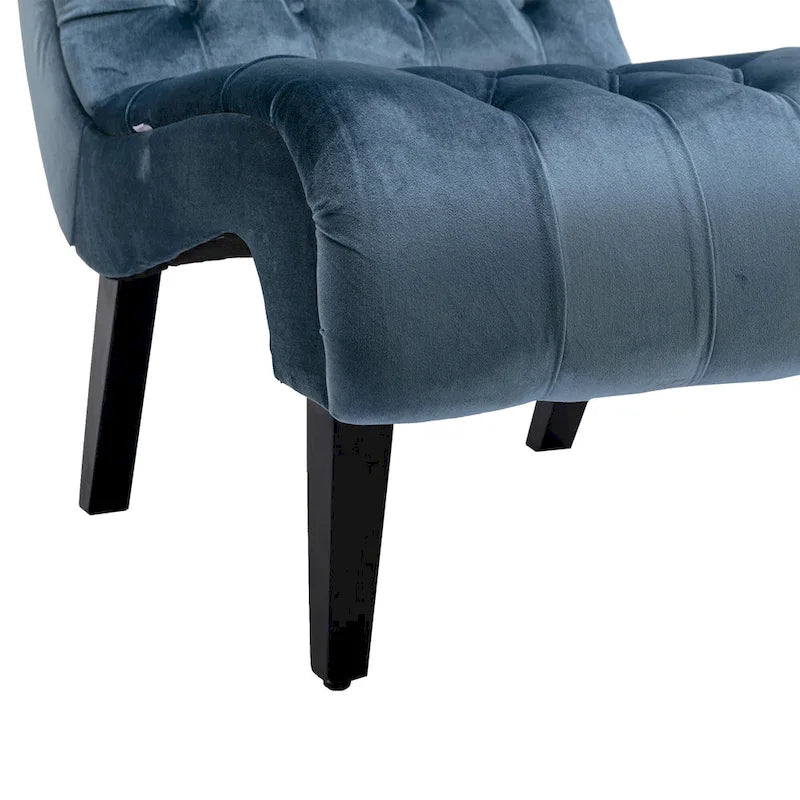 Poltrona d'accento in velluto trapuntato azzurro chiaro con gambe in legno di caucciù