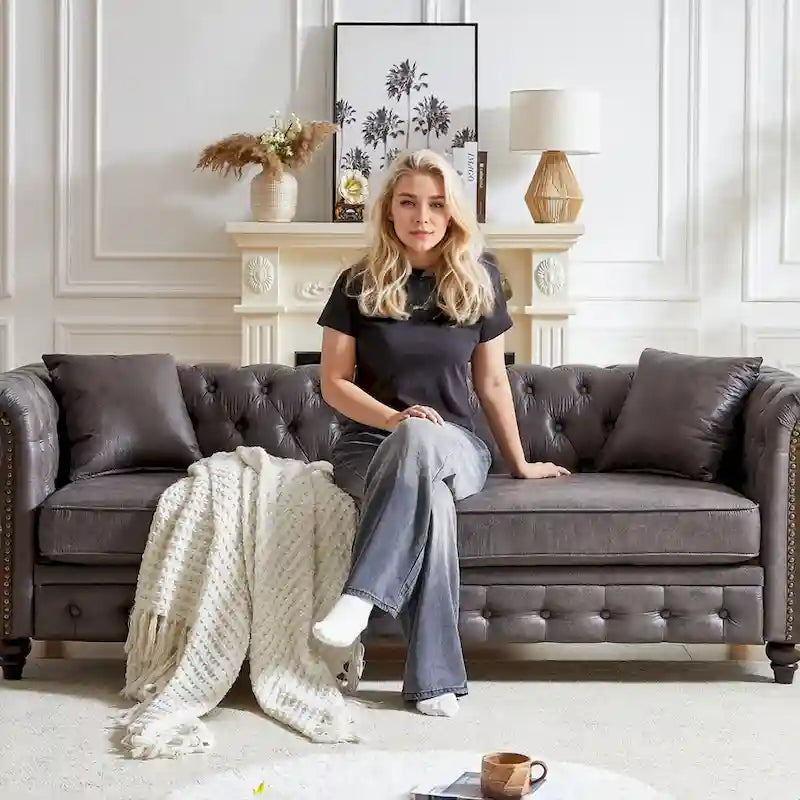 216,5 cm breites Chesterfield-Sofa mit 3 Sitzplätzen aus Tech-Gewebe und Kissen