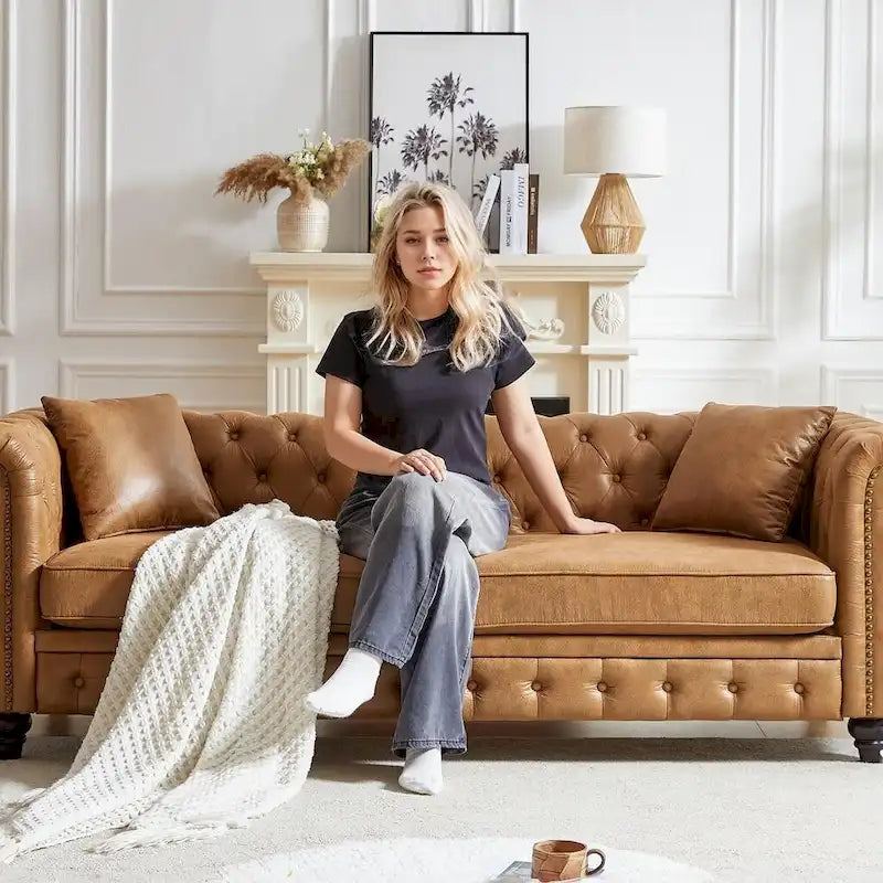 216,5 cm breites Chesterfield-Sofa mit 3 Sitzplätzen aus Tech-Gewebe und Kissen