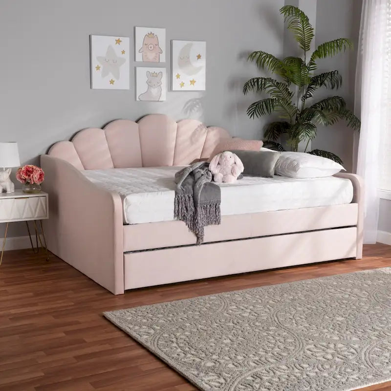 Letto da giorno queen size in velluto rosa chiaro con bordi smerlati e letto estraibile twin