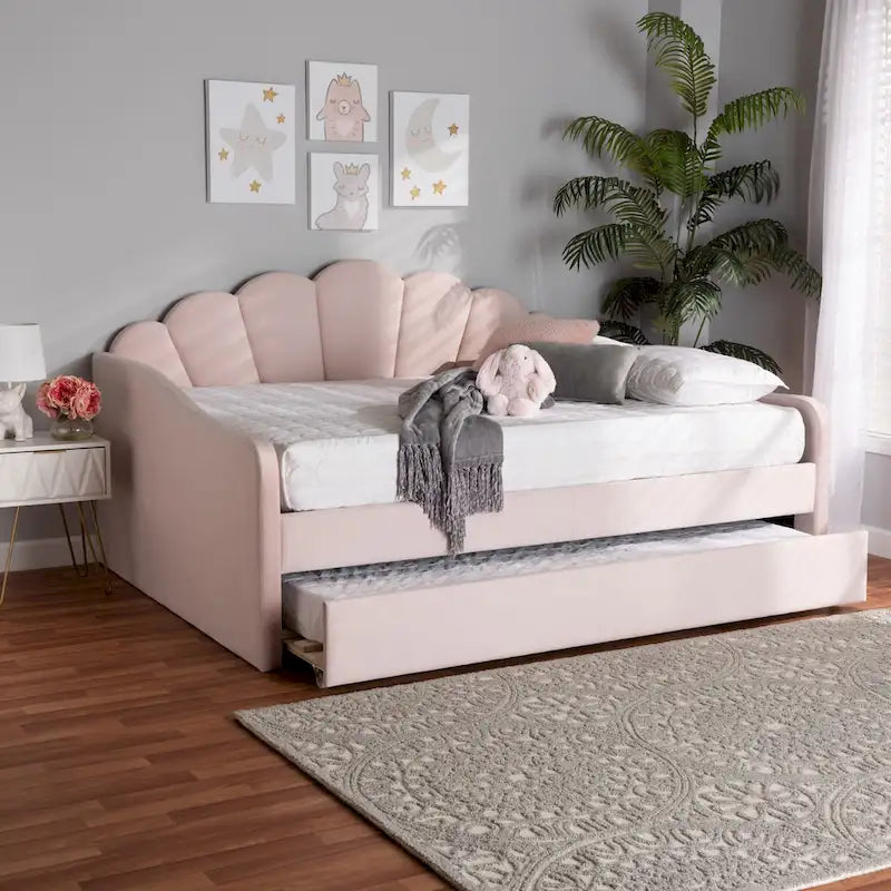 Letto da giorno queen size in velluto rosa chiaro con bordi smerlati e letto estraibile twin