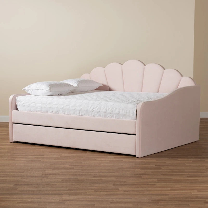 Letto da giorno queen size in velluto rosa chiaro con bordi smerlati e letto estraibile twin