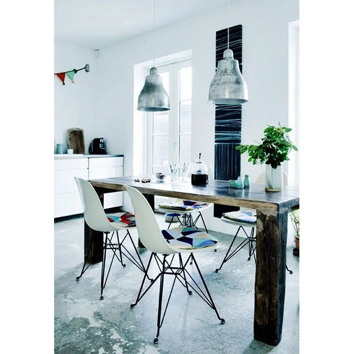 Sedia da pranzo moderna in plastica stampata con gambe in filo metallico Eiffel