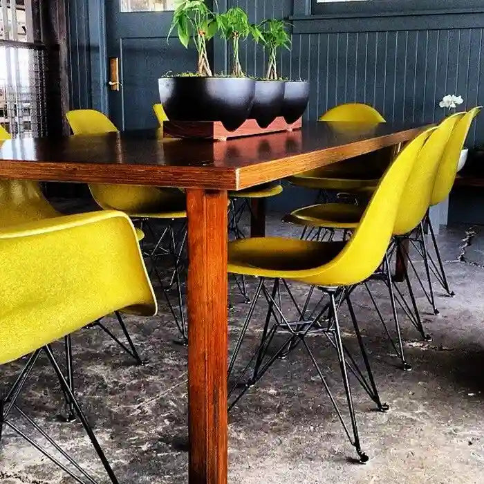 Sedia da pranzo moderna in plastica stampata con gambe in filo metallico Eiffel