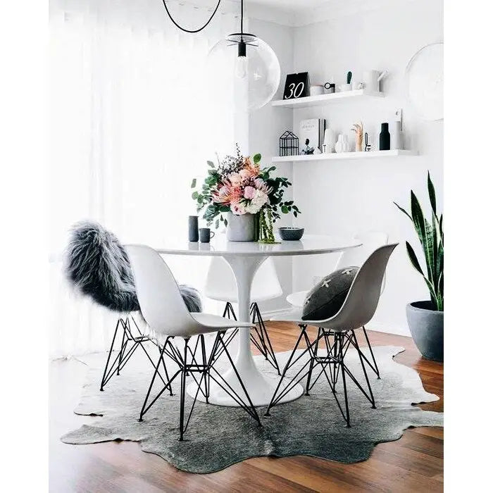 Sedia da pranzo moderna in plastica stampata con gambe in filo metallico Eiffel